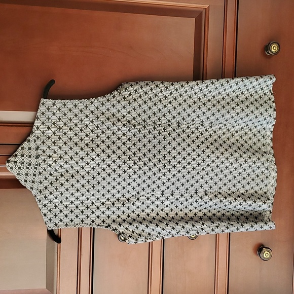 Banana Republic - black and white pattern sleeveless top. Size: Small. - Picture 2 of 3